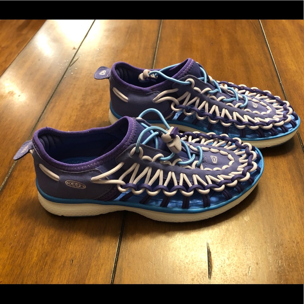 Keen Big Kids Uneek O2. Size 3. Never worn!!